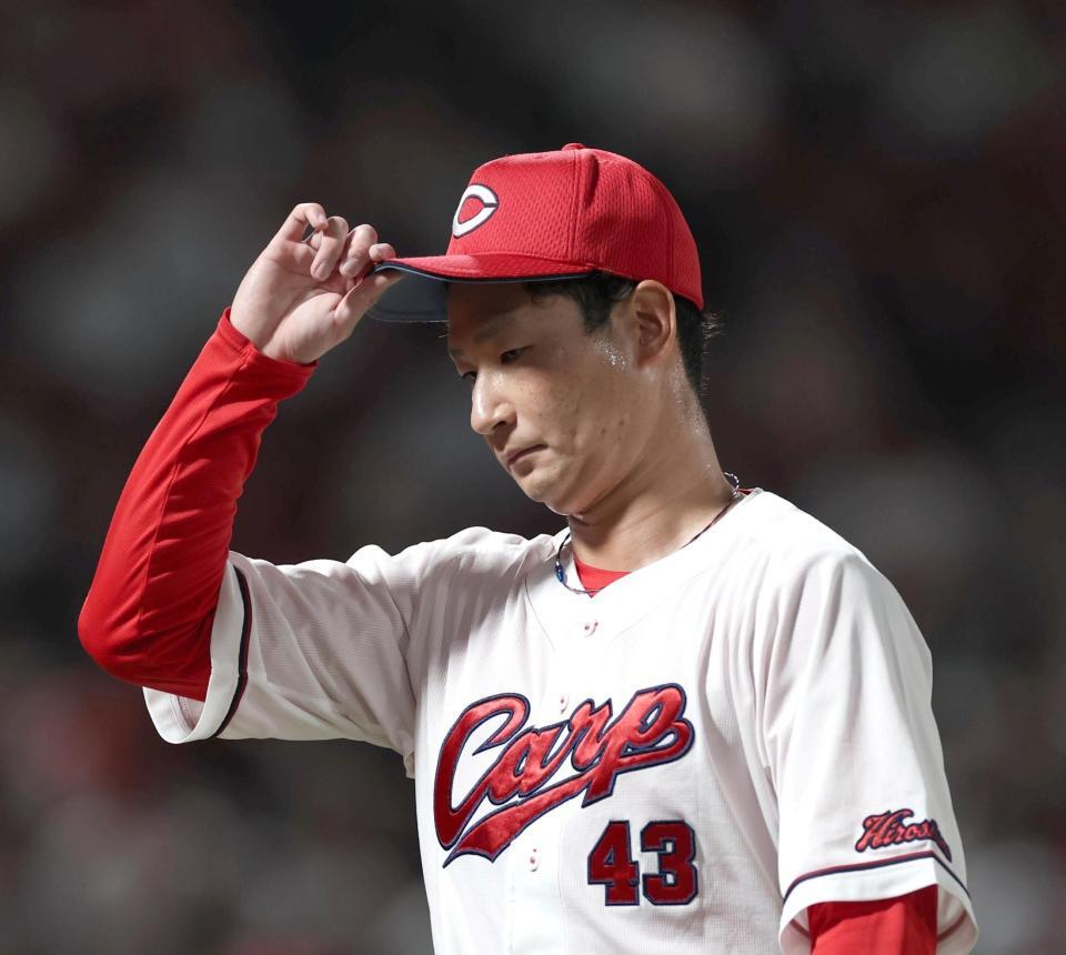 ５回、肩を落としてベンチに戻る島内（撮影・北村雅宏）