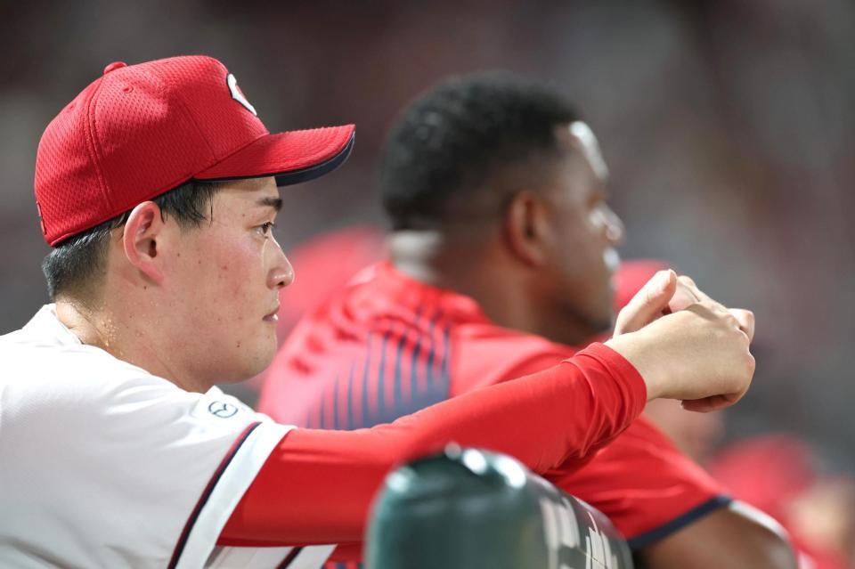 ５回途中、ベンチで試合を見る岡本（撮影・北村雅宏）