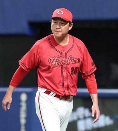 ７回の攻撃を終え、選手交代を告げた新井監督はベンチに戻る（撮影・北村雅宏）
