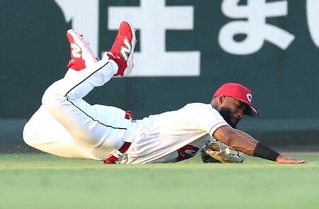 ２回、梶原の飛球を好捕するファビアン
