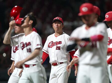 ＤｅＮＡに敗れ、引き揚げる新井監督（中央）＝撮影・北村雅宏