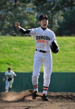 秋季関東大会の決勝進出を決め、ガッツポーズをする木更津総合・鈴木＝２０１４年１０月