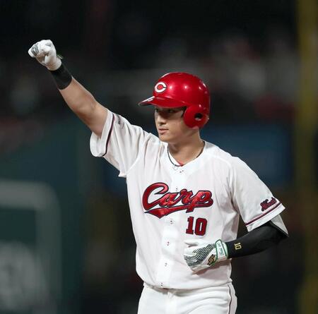 ６回、勝ち越し適時打を放ち、拳を上げる佐々木（撮影・北村雅宏）