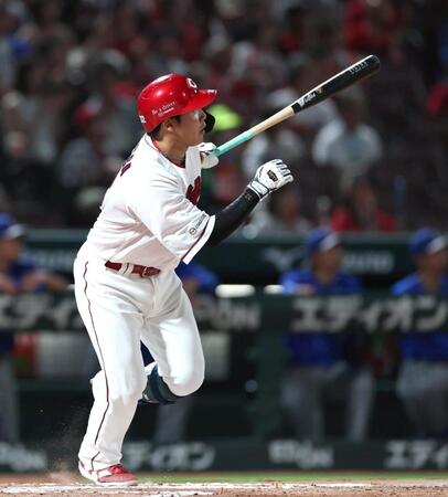 ６回、２点適時二塁打を放つ石原（撮影・北村雅宏）