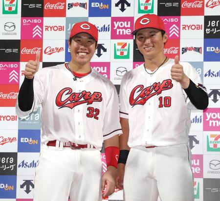 お立ち台でサムアップポーズを見せる石原（左）と佐々木（撮影・北村雅宏）