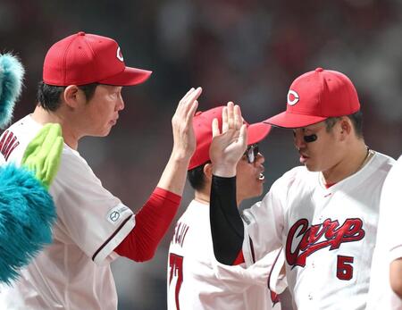 小園と勝利のタッチを交わす新井監督（左）＝撮影・北村雅宏