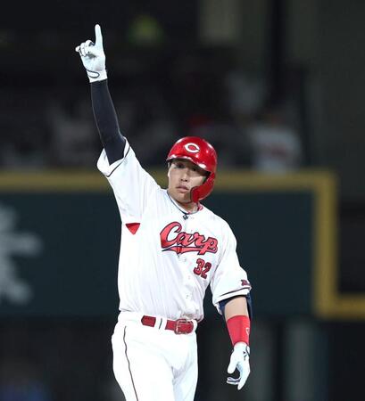 ６回、２点適時二塁打を放ち、指を立てる石原（撮影・北村雅宏）