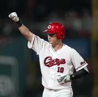 ６回、勝ち越し適時打を放ち、拳を上げる佐々木（撮影・北村雅宏）