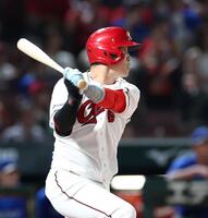 ６回、同点適時打を放つ小園（撮影・北村雅宏）