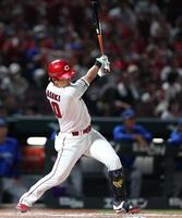 ６回、勝ち越し適時打を放つ佐々木（撮影・北村雅宏）
