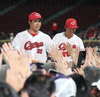 ファンと勝利のタッチを交わす石原（左）＝撮影・北村雅宏