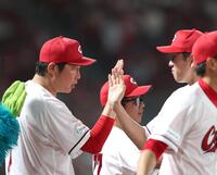 遠藤と勝利のタッチを交わした新井監督（左）＝撮影・北村雅宏