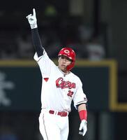 ６回、２点適時二塁打を放ち、指を立てる石原（撮影・北村雅宏）