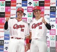 お立ち台でサムアップポーズを見せる石原（左）と佐々木（撮影・北村雅宏）
