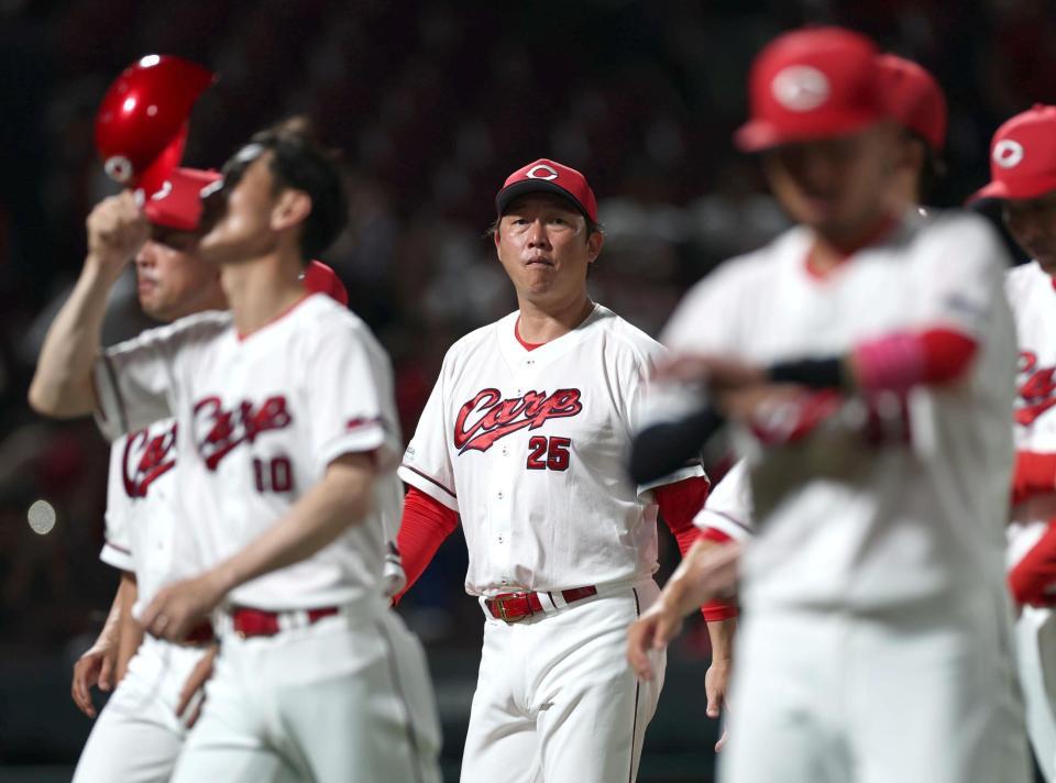 ＤｅＮＡに敗れ、引き揚げる新井監督（中央）＝撮影・北村雅宏