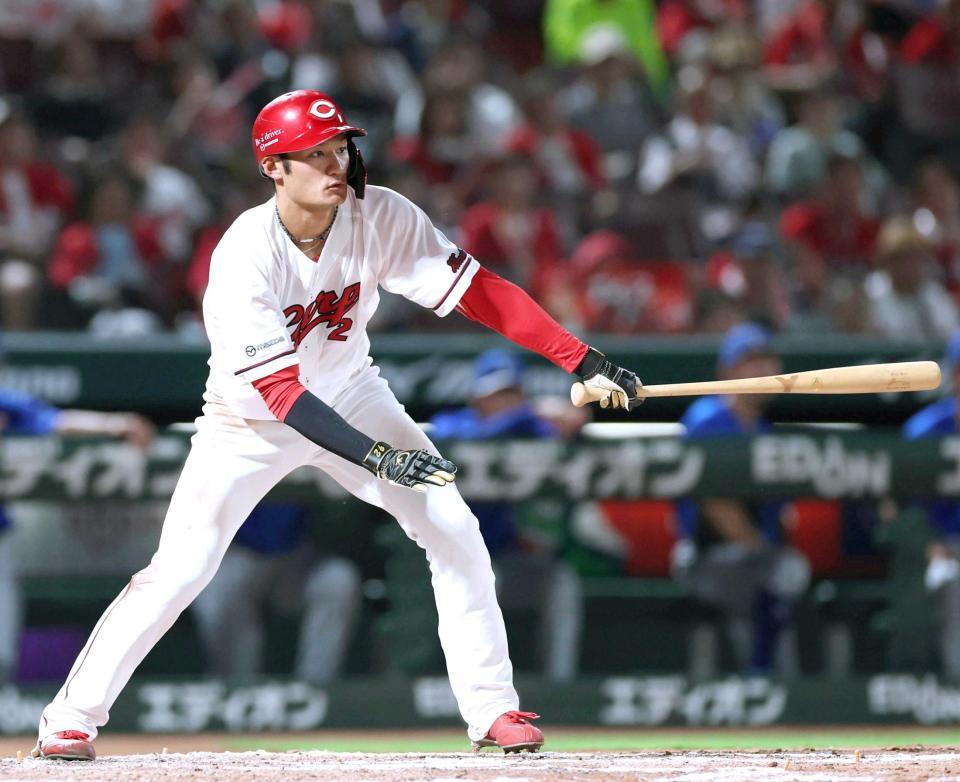 ８回、右前打を放つ名原