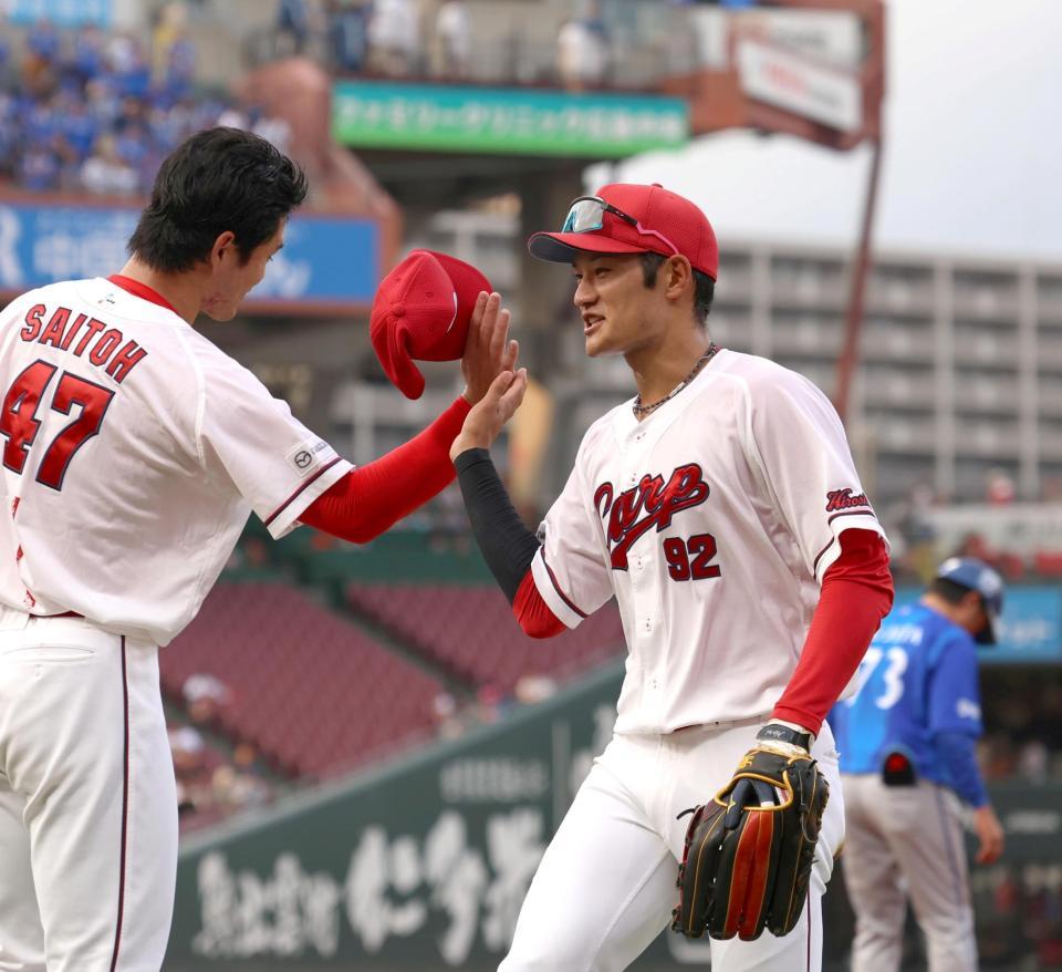 ２回、東の打球を捕球し、斉藤とタッチを交わす名原（右）＝撮影・北村雅宏