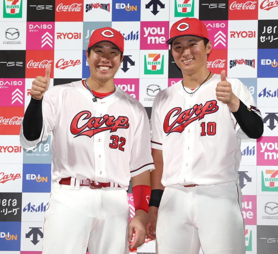 お立ち台でサムアップポーズを見せる石原（左）と佐々木（撮影・北村雅宏）