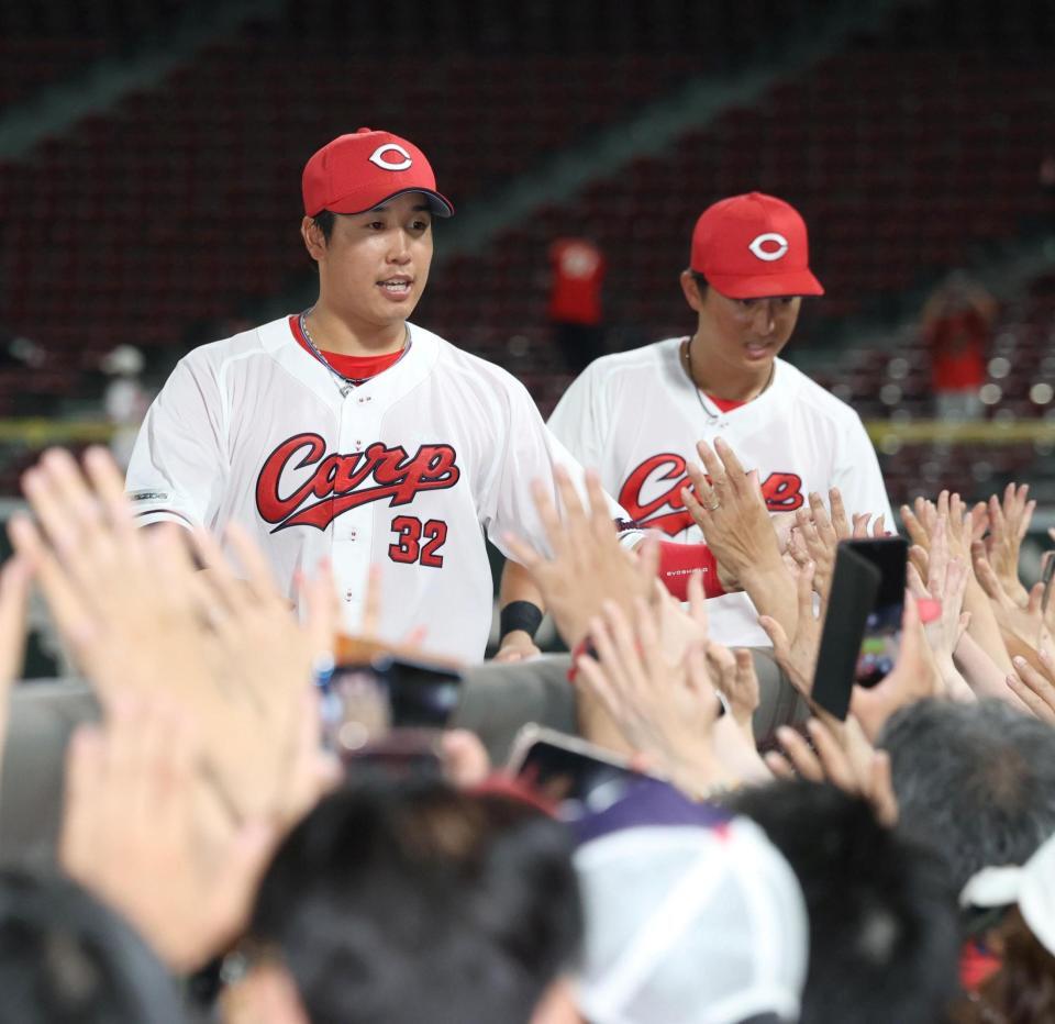 ファンと勝利のタッチを交わす石原（左）＝撮影・北村雅宏