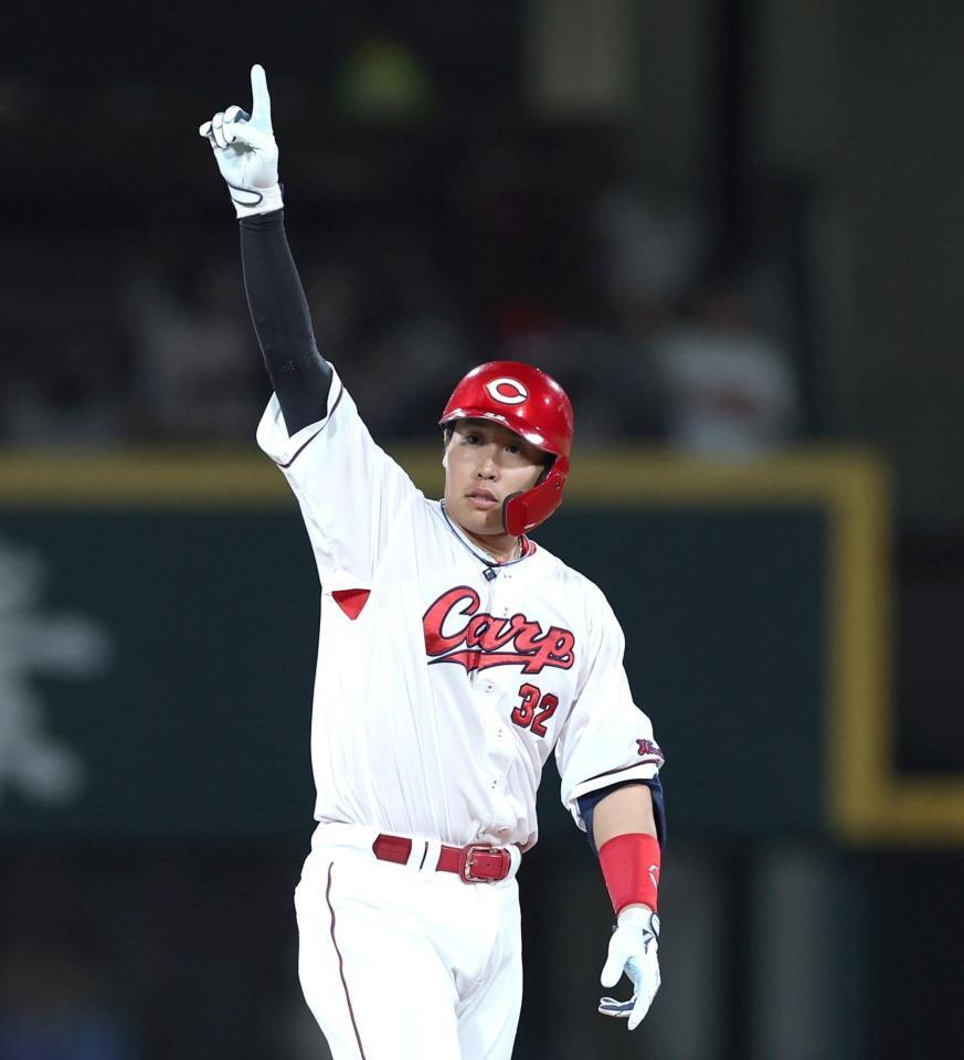 ６回、２点適時二塁打を放ち、指を立てる石原（撮影・北村雅宏）