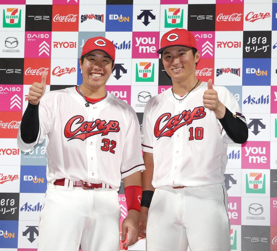 お立ち台でサムアップポーズを見せる石原（左）と佐々木（撮影・北村雅宏）