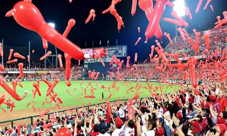 満員のファンで覆われたマツダスタジアム＝２０１７年６月