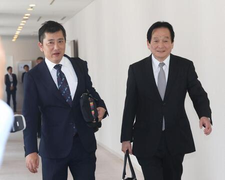 会議に出席した広島・松田一宏オーナー代行（左）と鈴木清明本部長（撮影・佐々木彰尚）
