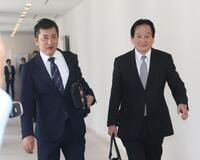 会議に出席した広島・松田一宏オーナー代行（左）と鈴木清明本部長（撮影・佐々木彰尚）