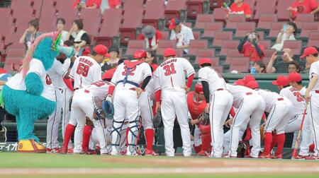 試合前、円陣を組む広島ナイン（撮影・西田忠信）