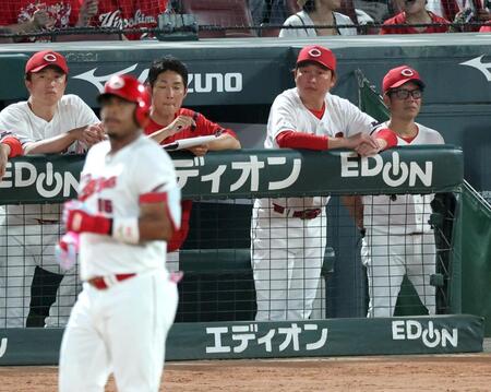 ９回、代打のモンテロが倒れ試合終了しグラウンドを見つめる新井監督（右から２人目）＝撮影・山口登