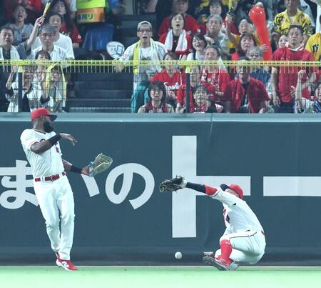 ７回、大盛（右）は大山の飛球を捕球できず。二塁打となる（撮影・北村雅宏）