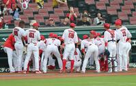 試合前、ベンチ前で円陣を組む広島ナイン（撮影・山口登）
