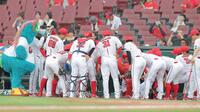試合前、円陣を組む広島ナイン（撮影・西田忠信）