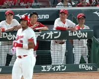 ９回、代打のモンテロが倒れ試合終了しグラウンドを見つめる新井監督（右から２人目）＝撮影・山口登