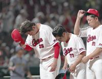 阪神に敗れ、ファンに頭を下げる新井監督（左）＝撮影・北村雅宏