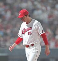 ８回を終え、選手交代を告げた新井監督はベンチに戻る（撮影・北村雅宏）