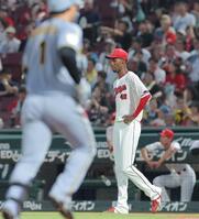 ５回、森下（手前）に２ランを浴びたアドゥワ（撮影・西田忠信）