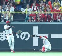 ７回、大盛（右）は大山の飛球を捕球できず。二塁打となる（撮影・北村雅宏）