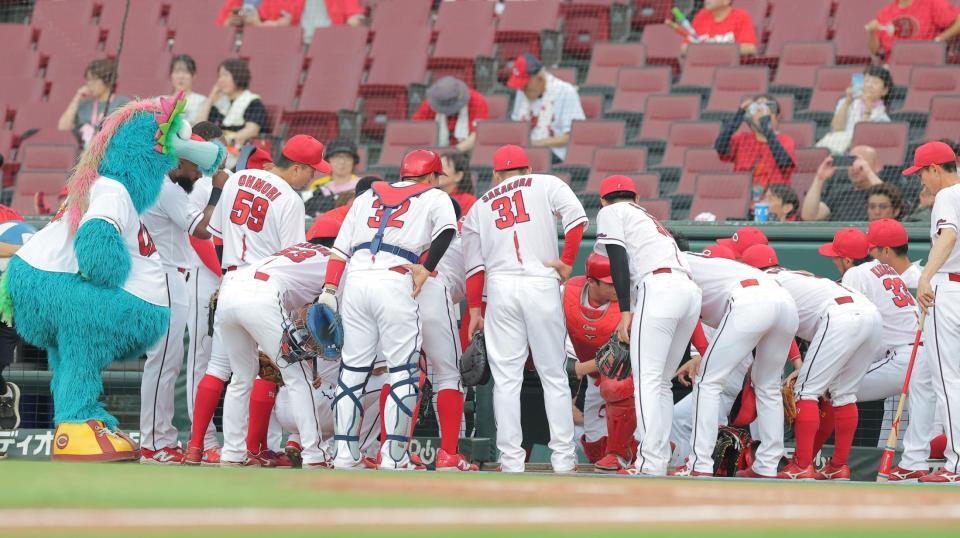 試合前、円陣を組む広島ナイン（撮影・西田忠信）