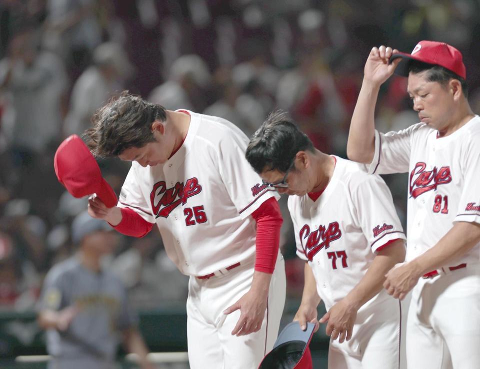 阪神に敗れ、ファンに頭を下げる新井監督（左）＝撮影・北村雅宏