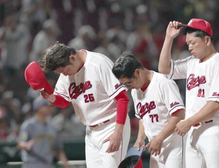 阪神に敗れ、ファンに頭を下げる新井監督（左）＝撮影・北村雅宏