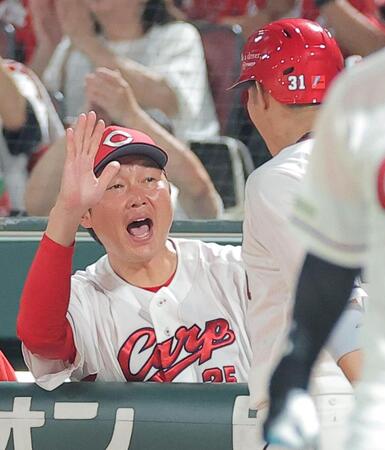 ６回、勝ち越しソロを放った坂倉を迎える新井監督（撮影・西田忠信）