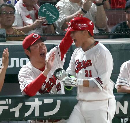 ６回、勝ち越しソロを放った坂倉を迎える新井監督（撮影・山口登）