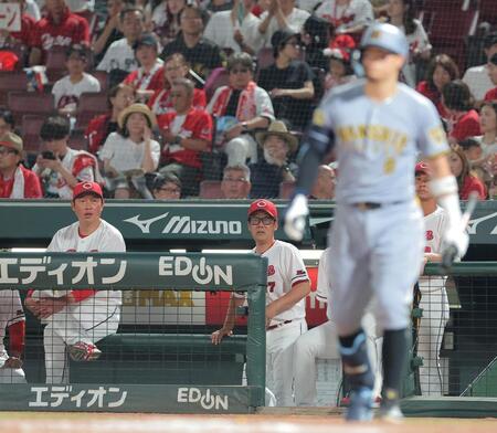 ８回、打席の佐藤輝（右）を見つめる新井監督（撮影・西田忠信）