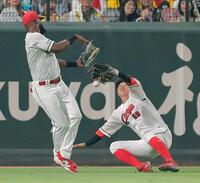 ７回、大盛（右）は大山の打球を捕れず二塁打にする（撮影・西田忠信）