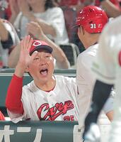 ６回、勝ち越しソロを放った坂倉を迎える新井監督（撮影・西田忠信）