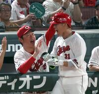 ６回、勝ち越しソロを放った坂倉を迎える新井監督（撮影・山口登）