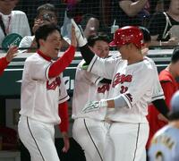 ６回、勝ち越しソロを放った坂倉を迎える栗林（左）＝撮影・山口登