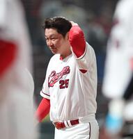阪神に勝利し、笑みを浮かべながら引き揚げる新井監督（撮影・北村雅宏）