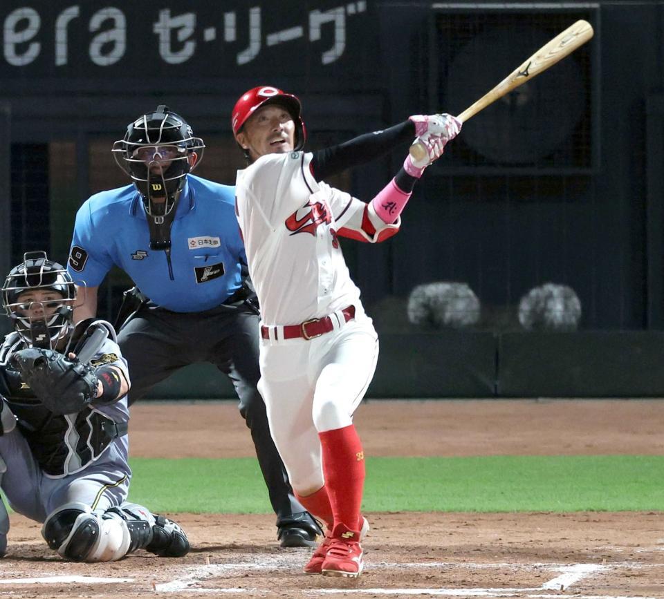 ８回、左越えに２ランを放つ菊池（撮影・山口登）